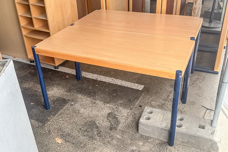 2 Schreibtische